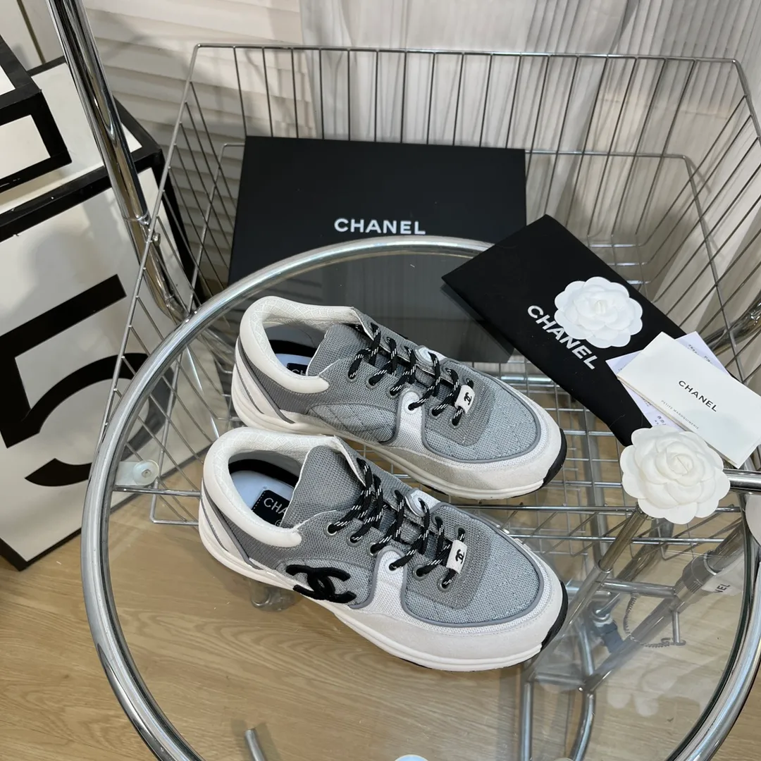 👟👟Ex-factory price 560👟👟 Chanel Chanel - 2022 counter top casual sports shoes This classic design; the upper is electro-embroidered with a variety of techniques; the outsole is fashionable and sporty; it is unusual to incorporate a variety of color matching elements... The diversified mix and match is very good-looking and versatile, casual, fashionable, sports and outdoor can be taken into account... ꫛꫀꪝ Go➫ Material: ❶Upper is made of: Original imported high mercerized smooth cow suede + electric embroidery technology + imported breathable mesh ❷Inner use: original imported breathable mesh ❸Outsole based on: original TPU combination outsole Counter boutique packaging complete set for women 35–42 men 38–46
